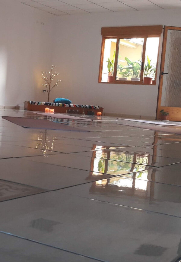 el aula, el altar y la puerta del patio de chispitas de yoga